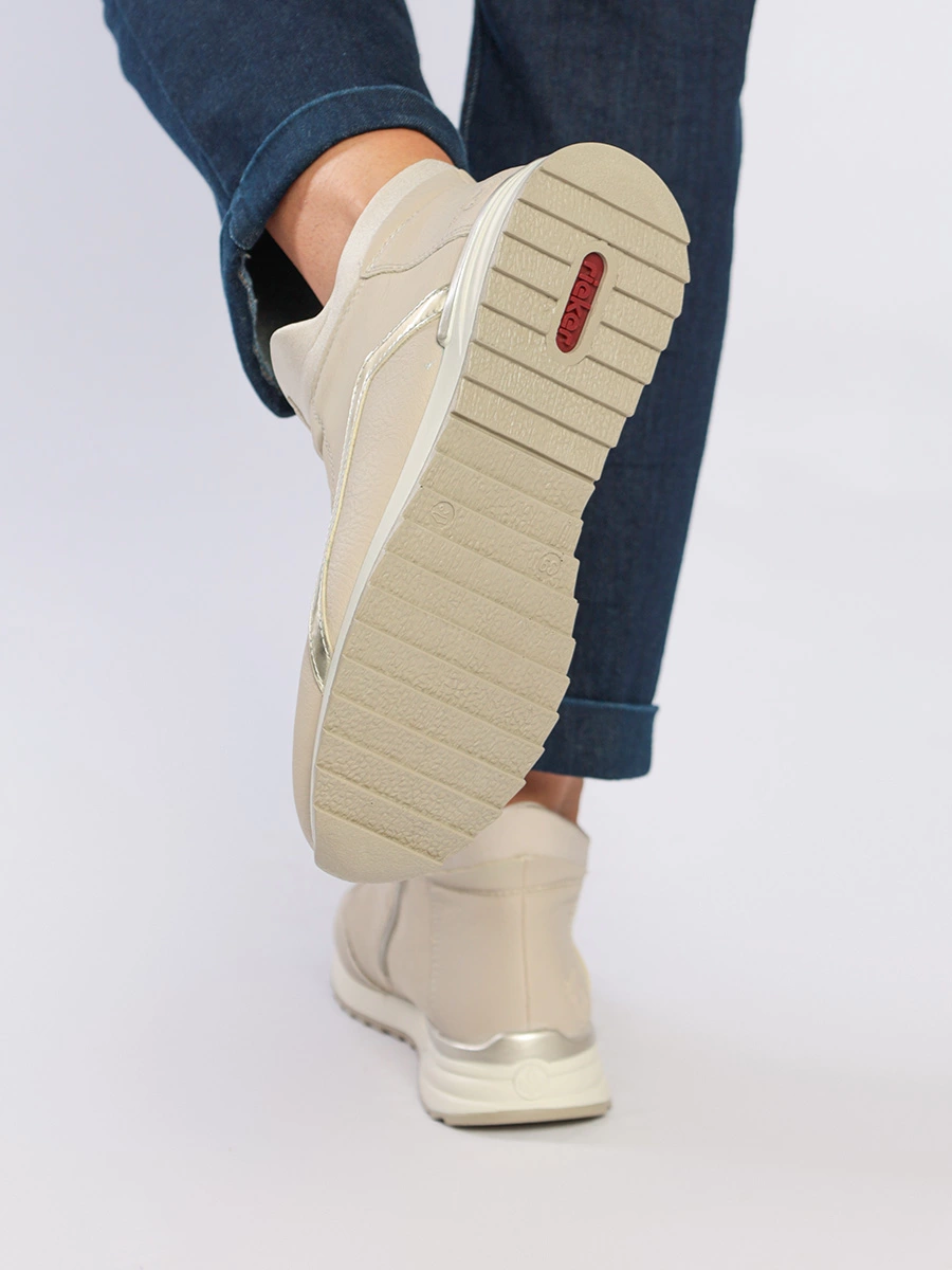 Ботинки светло-бежевого цвета с эластичной шнуровкой